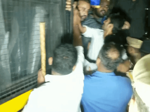 ABVP और NSUI सदस्यों के बीच झड़प के बाद कुछ सदस्यों को पुलिस ने हिरासत में लिया।