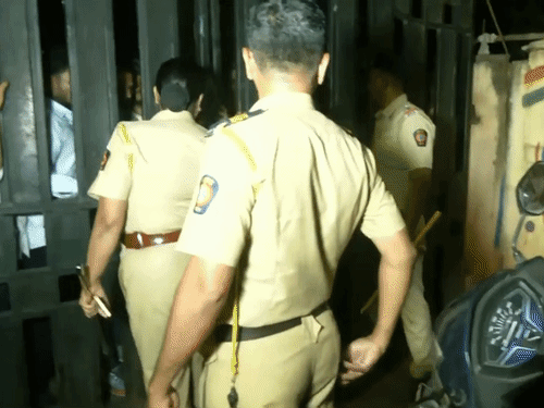 हंगामा बढ़ने पर बड़ी संख्या में पुलिसकर्मियों की तैनाती की गई।