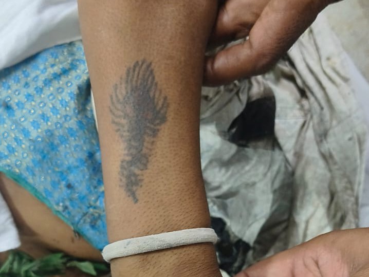 उसके हाथ पर फूल-पत्ती के टैटू भी बने हैं।