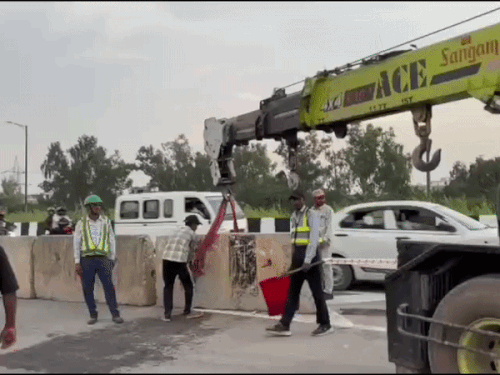 हिस्से को खोलते हुए कर्मचारी।