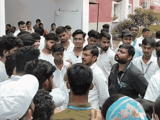 नालंदा के कॉलेज में तोड़फोड़, सीवान में अधिकारी को पीटा; छात्र बोले-एडमिशन के टाइम बड़ी-बड़ी मशीनें दिखाई|सीवान,Siwan - Dainik Bhaskar