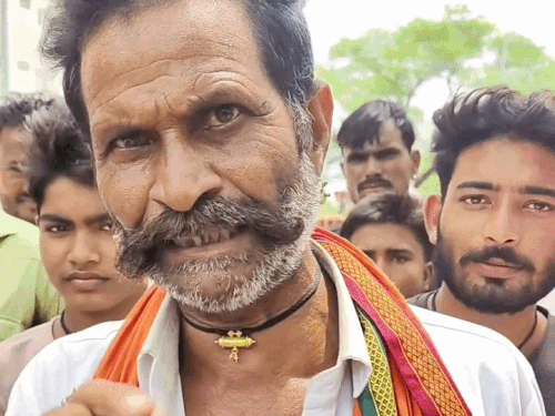 बारां के भाजपा कार्यकर्ता कांग्रेस ने बताया कि माता पिता ने लाड़ से प्यार कांग्रेस रखा था, आधार कार्ड में नाम कांग्रेस ही है।