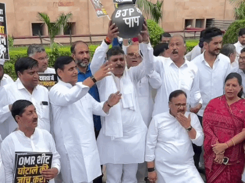 कांग्रेस ने शिक्षा और अन्य मुद्दों को लेकर पाप के घड़े के साथ प्रदर्शन किया। वहीं पूर्व सीएम को रोककर शायरी सुनाई गई।