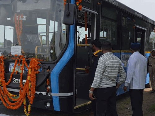 अजमेर के नसीराबाद में इलेक्ट्रिक बस 5-6 बार रोड पर रुक गई। किसी के समझ नहीं आया कि क्या हुआ। एक यात्री बोला- पैनिक बटन दब गया होगा।