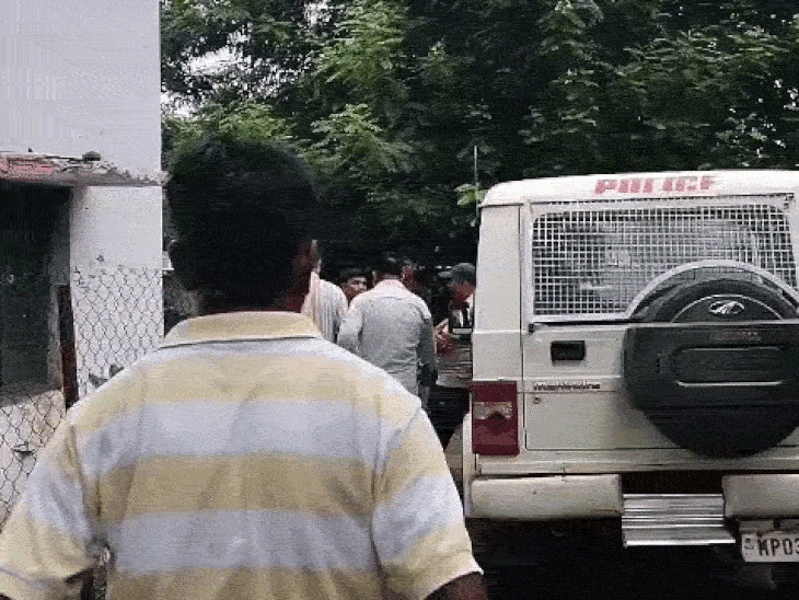 आरोपी को पांढुर्णा लेकर पहुंचे पुलिसकर्मी।