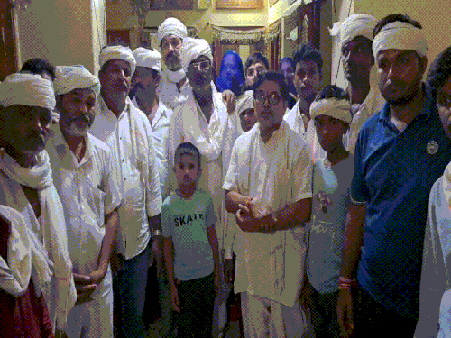 तस्वीर में दरगाराम-पुनी देवी के चार बेटे और 18 पोते- पोतियों का परिवार।