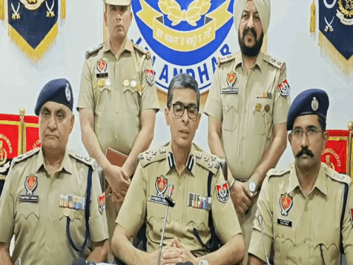 जालंधर में लूट की घटना की जानकारी देते सीपी सतिंदर सिंह।