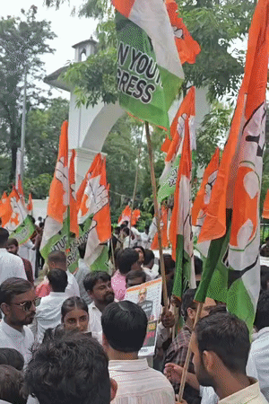 कांग्रेस के चुनाव चिह्न वाले झंडे लेकर कार्यकर्ता पहुंच रहे हैं। इन झंडों पर नीचे साइड यूथ कांग्रेस लिखा है।