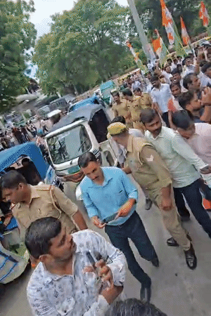 NSUI कार्यकर्ता जब परिवर्तन स्थल से आगे बढ़े तो उनके साथ पुलिसवाले भी चल पड़े।