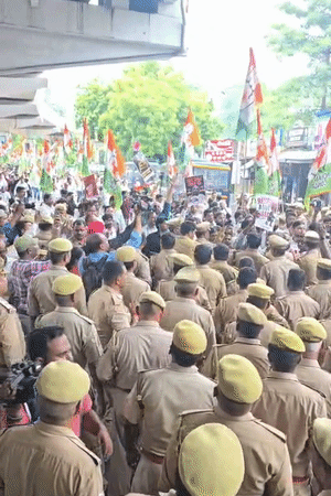 परिवर्तन स्थल से थोड़ा आगे बढ़ते ही बड़ी संख्या में तैनात पुलिसवालों ने NSUI कार्यकर्ताओं का रास्ता रोक दिया।