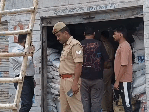 टीम ने चीनी व्यापारी अर्पित अग्रवाल के दो गोदामों की जांच की और उन्हें स्टॉक को सही रखने की हिदायत दी।