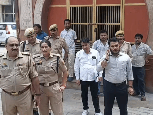 मौके पर एसडीएम-एसपी मौजूद थे। एसडीएम ने व्यापारी को नोटिस दिया है कि हर 7 दिन में स्टॉक पोर्टल पे अपडेट कराएं।