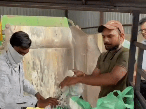 खोया नष्ट कराते हुए खाद्य विभाग की टीम।