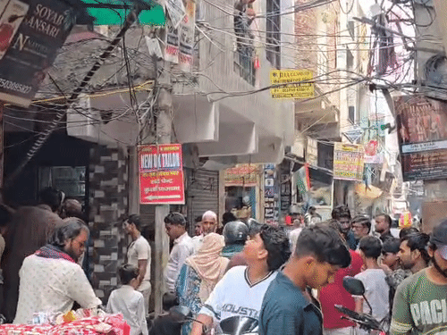 हत्या की सूचना मिलने के बाद राजा अंसारी के घर के बाहर जमा लोगों की भीड़।