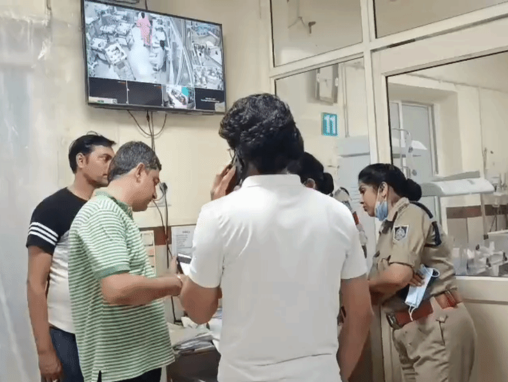 सूचना मिलने पर पहुंची पुलिस टीम सीसीटीवी फुटेज खंगाल रही है।