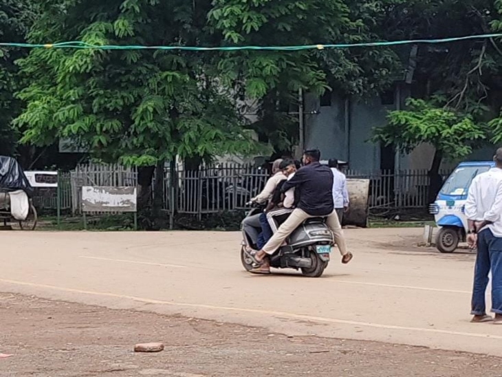 दोपहिया वाहन पर 4-5 लोगों को बैठाकर फर्राटे भर रहे।