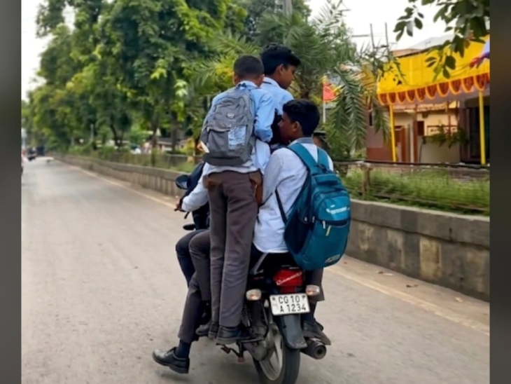 स्कूली बच्चे बाइक पर ओवरलोडिंग करते नजर आए।