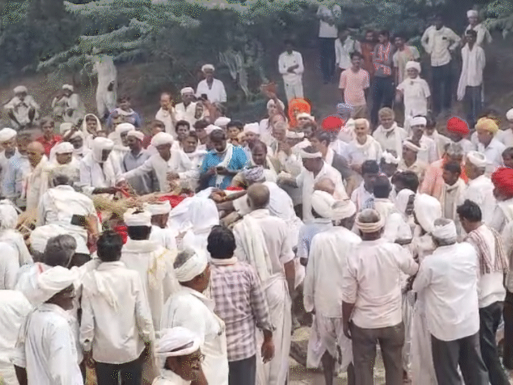 दोनों का एक ही चिता पर अंतिम संस्कार किया गया।