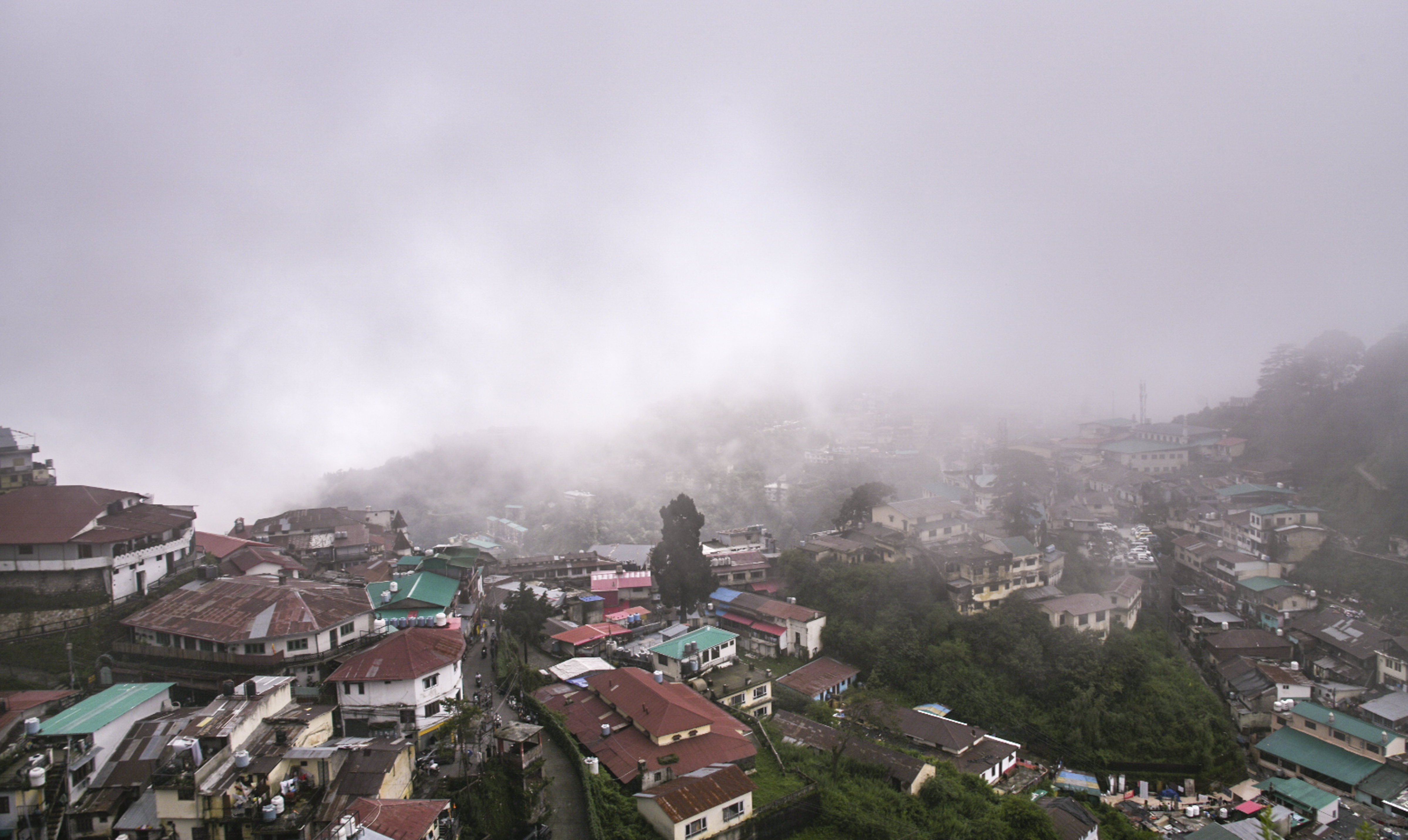 The weather has changed in Mussoorie, Himachal Pradesh, due to which fog has prevailed here.
