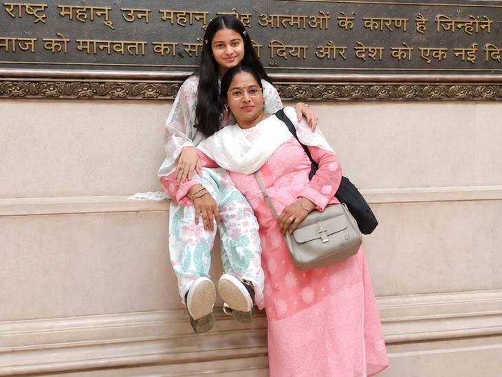 ये तस्वीर तबस्सुम और उसकी बेटी सना की है। राजा अंसारी ने चाकू मारकर उनकी हत्या की है।