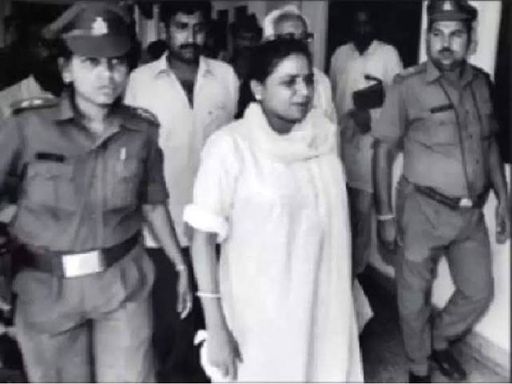 2 जून 1995 में लखनऊ में गेस्ट हाउस कांड हुआ था। यहां मायावती बैठक कर रहीं थीं, तभी सपा के विधायक और समर्थक पहुंच गए। वहां मारपीट और हमला किया।- फाइल
