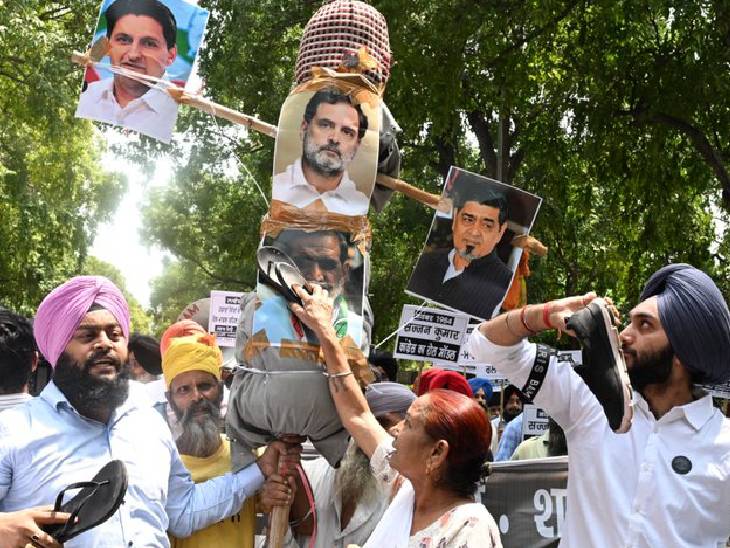 सिखों ने हुड्डा की तस्वीरों पर जूत-चप्पल भी मारे।