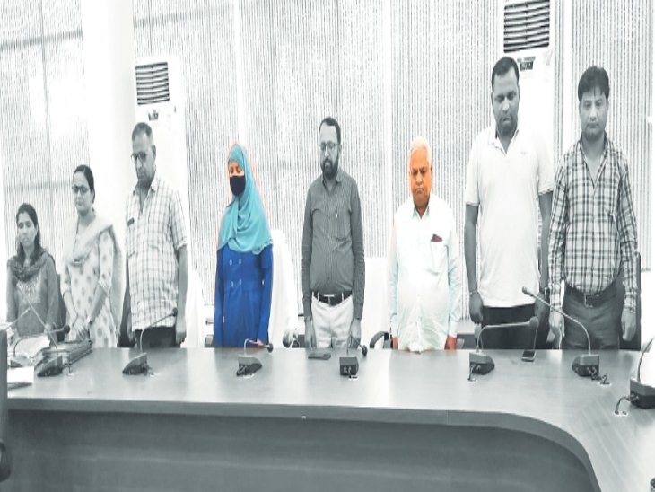 सभापति नगमा (हिजाब में) के ससुर तैयब अली (सफेद शर्ट) बोर्ड की बैठकों में रहते थे।- ( इनपुट-श्रीकांत पारीक) - Dainik Bhaskar