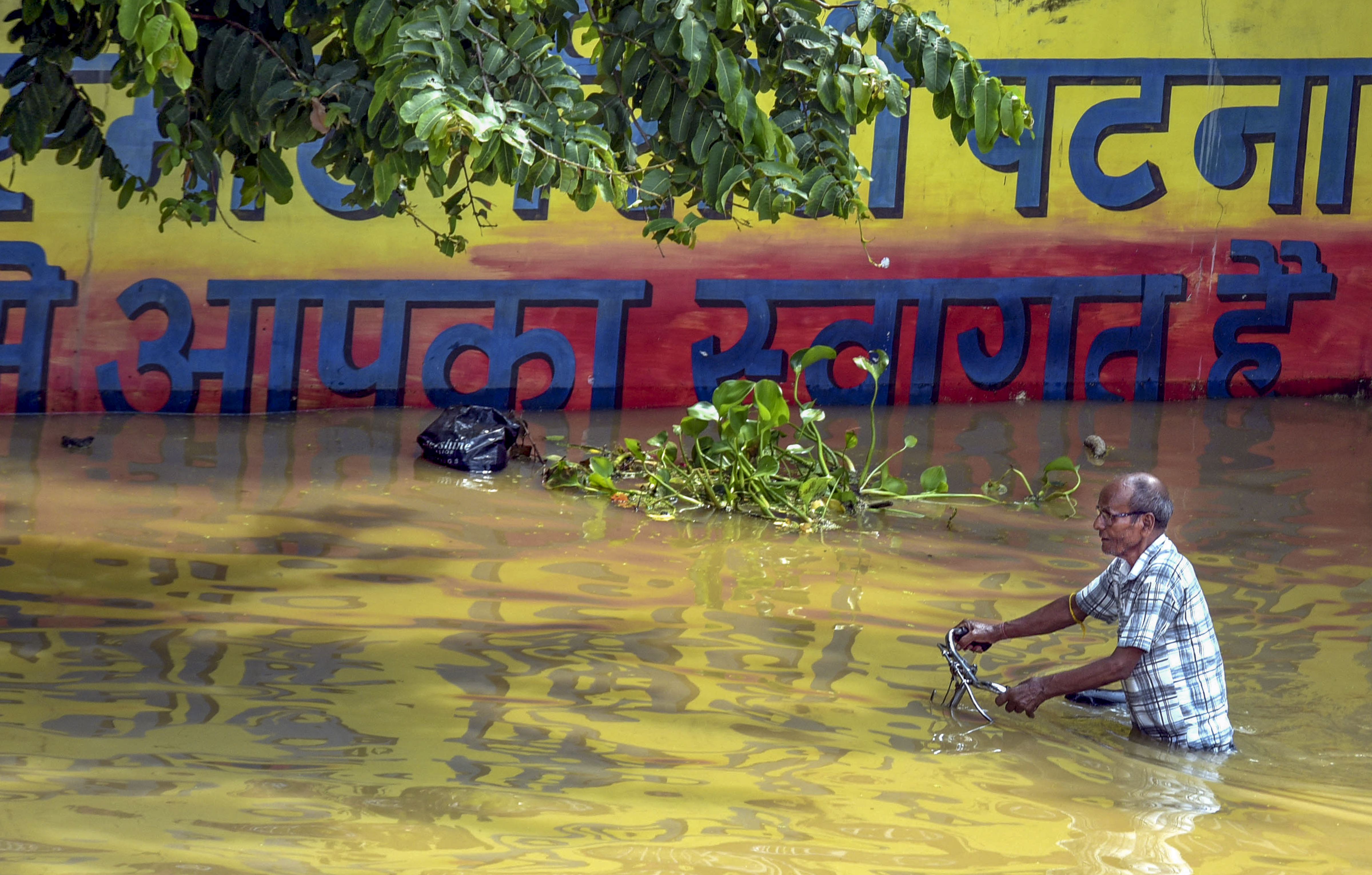In Patna, Bihar, the water of the Ganges has reached the city. A person was seen carrying a bicycle.