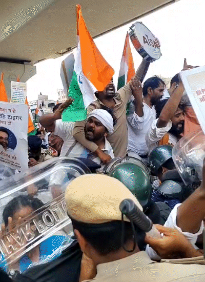 आर ब्लॉक के पास प्रदर्शनकारियों को रोकने के लिए बैरिकेडिंग की गई। कैंडिडेट्स बैरिकेडिंग पर चढ़ गए।