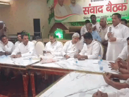 विधायकों से बातचीत करते प्रदेशाध्यक्ष राव नरेंद्र सिंह।
