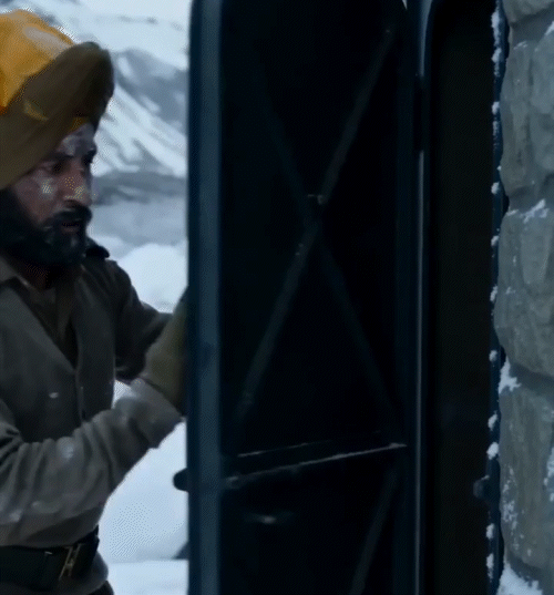 सूबेदार बाना सिंह पाकिस्तानी बंकर का दरवाजा बंद करने के बाद ग्रेनेड फेंकते हुए। AI इमेज