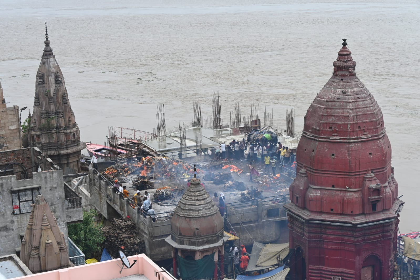 वाराणसी में घाट पर बने 100 छोटे-बड़े मंदिर डूब गए हैं। छतों पर अंतिम संस्कार किया जा रहा है।