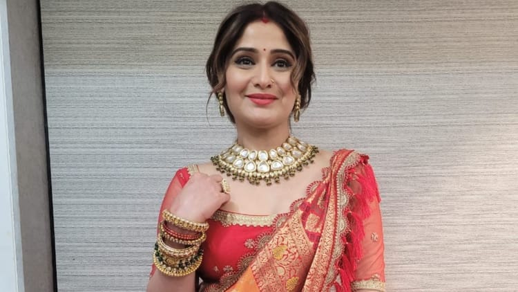 आरती सिंह गोविंदा की बहन पद्मा शर्मा की बेटी और कृष्णा अभिषेक की बहन हैं।