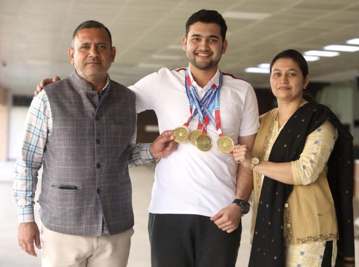 Shooter Anish Bhanwala with father Jagpal and mother Poonam. -File