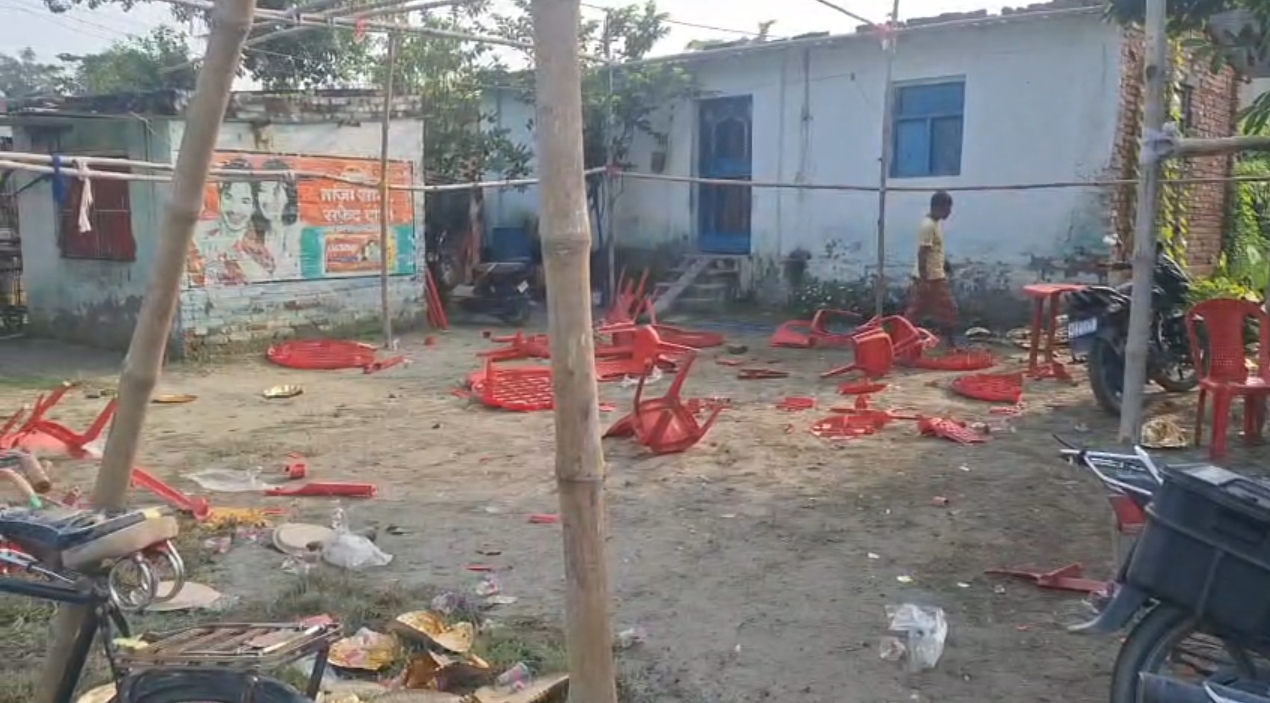 इसी घर के बाहर टेंट लगाकर छठी के कार्यक्रम में ऑर्केस्ट्रा चल रही थी।