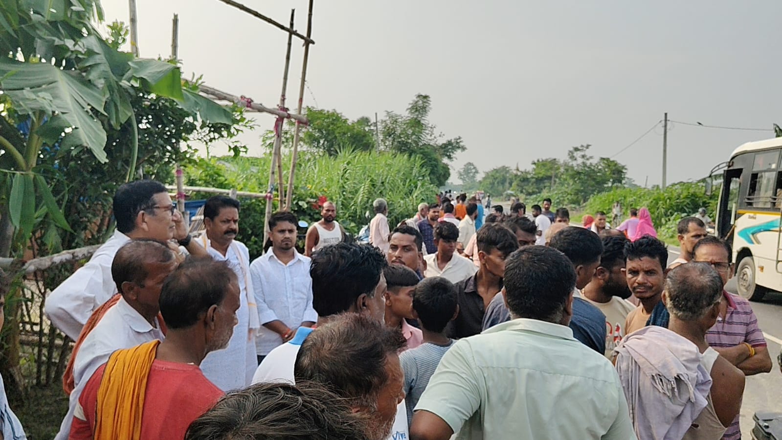 सुबह से लोग देवेंद्र दुबे के घर के बाहर जुटे हैं।