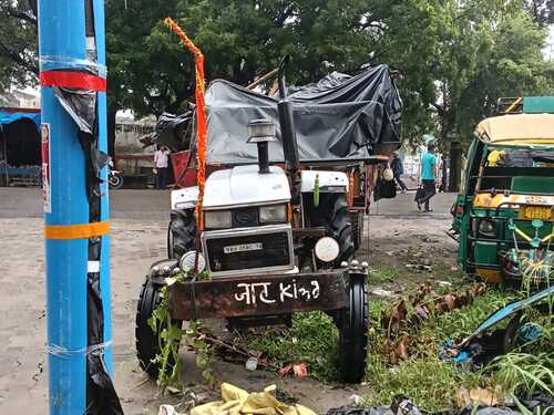 सभी युवक इसी ट्रैक्टर-ट्रॉली में हरिद्वार से लौट रहे थे।