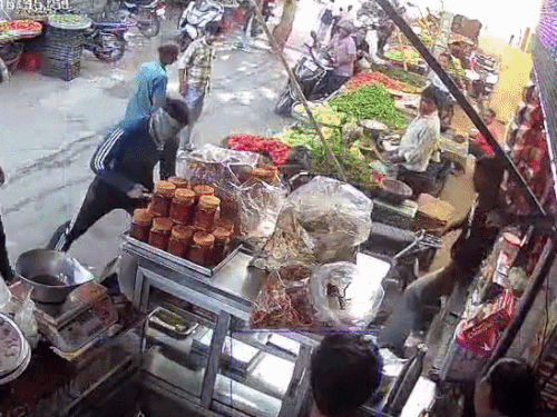 पास ही खडे़ एक युवक से डंडा लेकर पीटना शुरू किया।