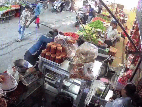 मारपीट के दौरान कोई बीच बचाव करने नहीं आया।