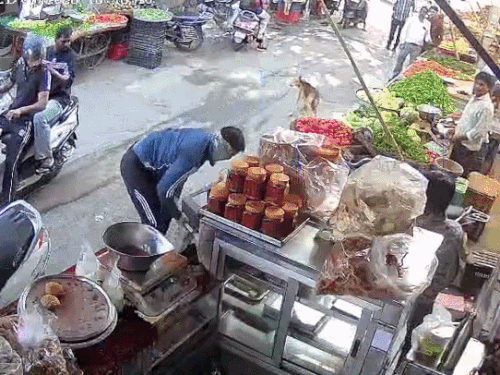 करीब दो मिनट तक मारपीट कर बाद में मौके से चले गए हमलावर।