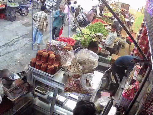 दुकान से घसीटकर बाहर निकाला।