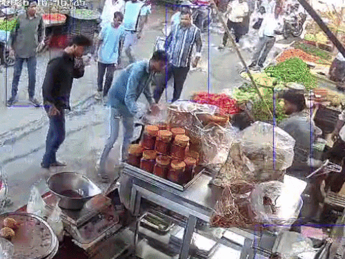 घटना के बाद मौके पर लोगों की भीड़ जुट गई।