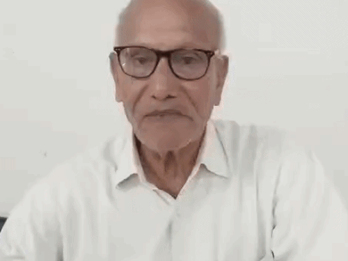 जानकारी देते चुनाव अधिकारी राधेश्याम।
