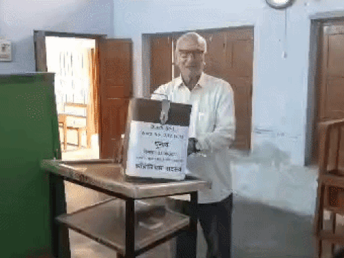रोहतक की विश्वकर्मा शिक्षण संस्था में चुनाव प्रक्रिया के बारे में जानकारी देते चुनाव अधिकारी राधेश्याम शर्मा। - Dainik Bhaskar