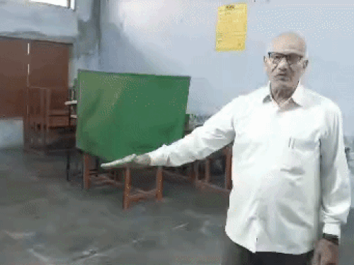 पोलिंग बूथ के बारे में जानकारी देते हुए चुनाव अधिकारी।