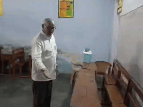 पोलिंग एजेंट के बैठने के बारे में बताते हुए चुनाव अधिकारी।