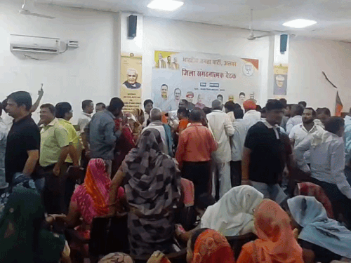 भाजपा कार्यालय पर सुबह से ही प्रत्याशियों की भीड़ उमड़ रही।