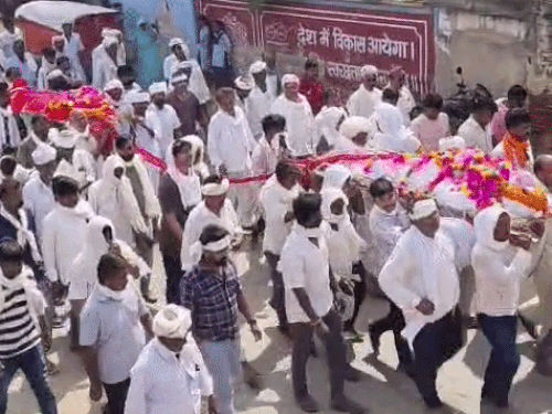 पति-पत्नी की अंतिम यात्रा को गठजोड़े से श्मशान तक ले जाते हुए परिजन और ग्रामीण।