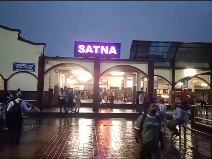 रेलवे के इस फैसले के बाद सतना में विरोध शुरू हो गया है।