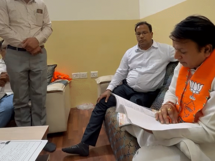 भाजपा शहर अध्यक्ष अमित गोयल खुद सभी उम्मीदवारों से पर्ची लेकर बातचीत कर रहे हैं।
